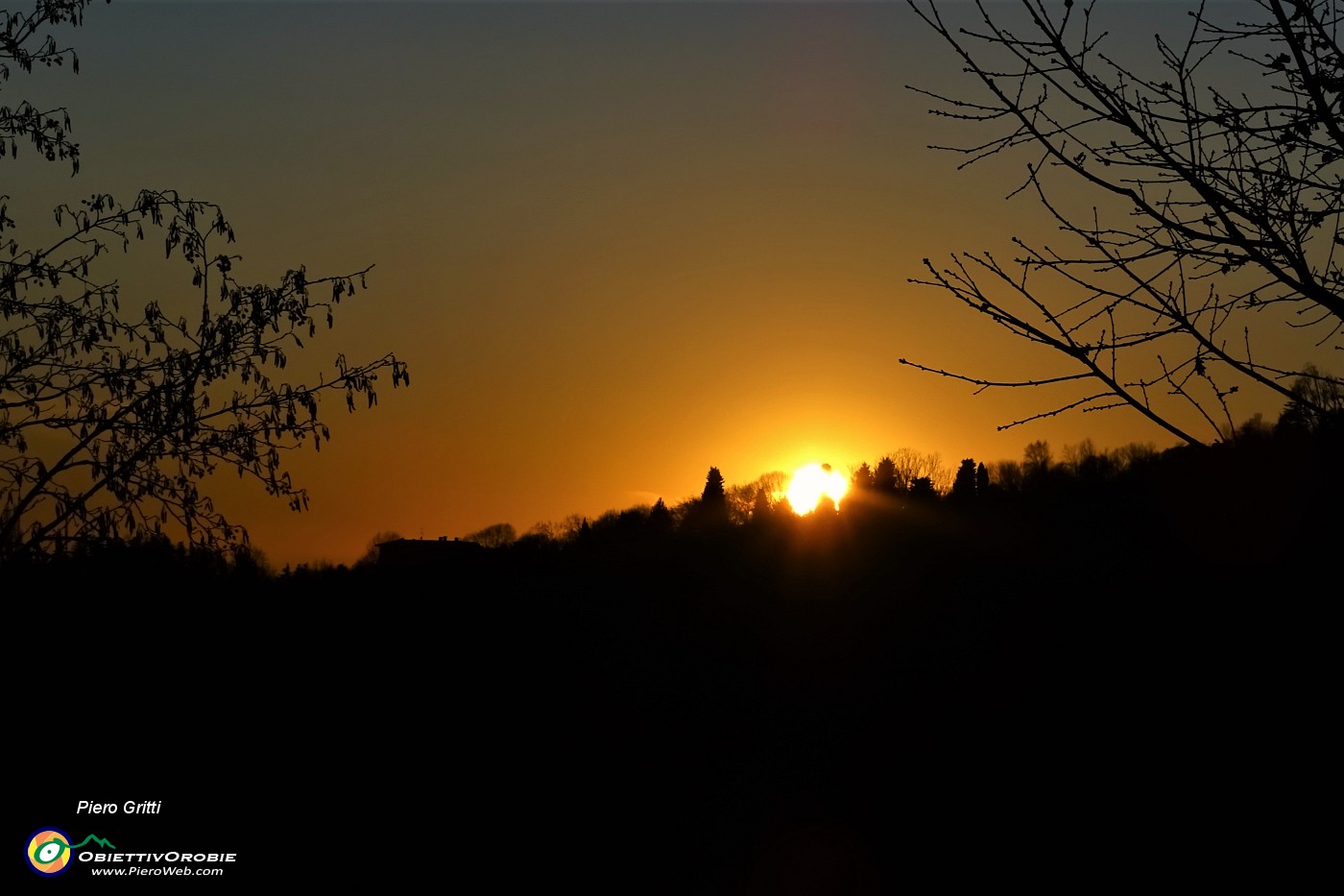 95 Il sole tramonta dietro i colli di Astino.JPG